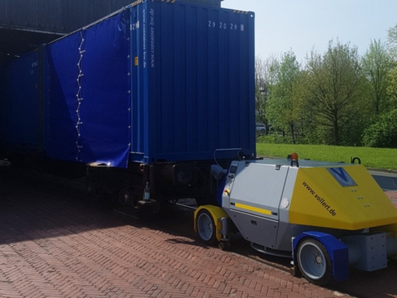 VLEX 20 zieht Container aus Halle