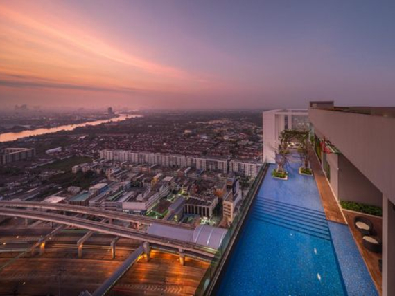 Ansicht_auf_Wohnsiedlung_in_Bangkok_mit_Blick_auf_eine_Penthouse_Wohnung_mit_Pool_Projekt_von_DSC